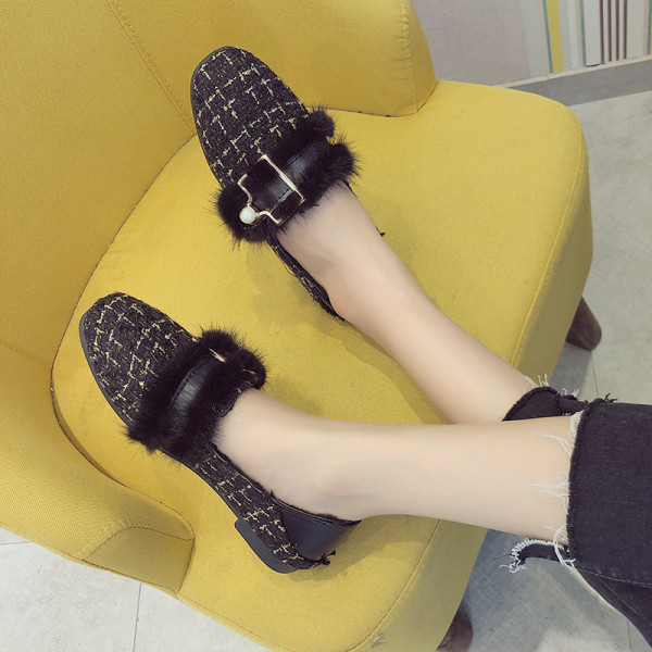 Дамски ежедневни обувки с пух и равна подметка в черен и бял цвят 