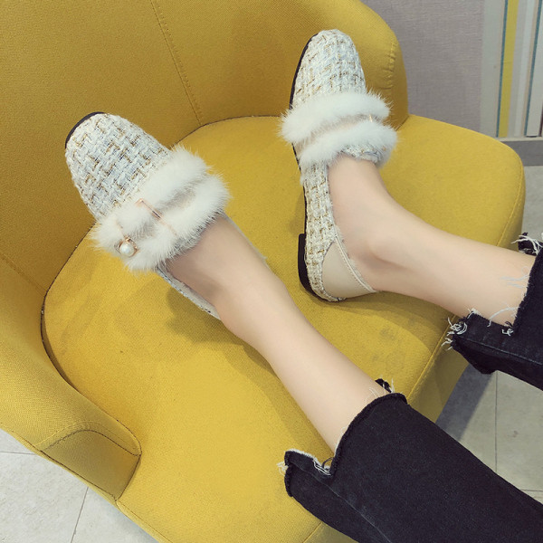 Дамски ежедневни обувки с пух и равна подметка в черен и бял цвят 