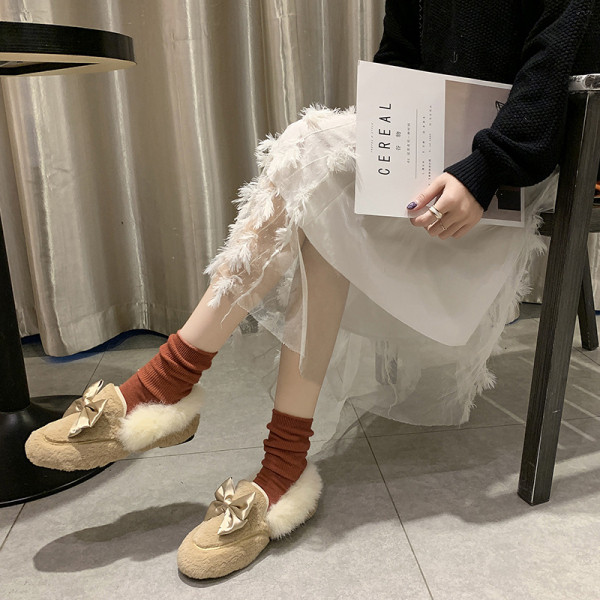 Ежедневни дамски обувки с панделка и пух в черен и бежов цвят 