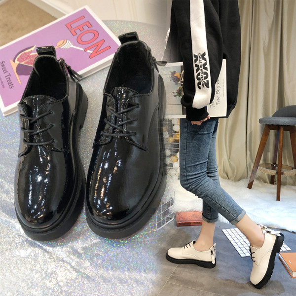 Дамски ежедневни обувки от еко кожа в черен и бял цвят 