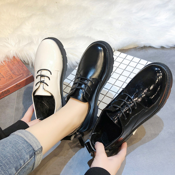 Дамски ежедневни обувки от еко кожа в черен и бял цвят 