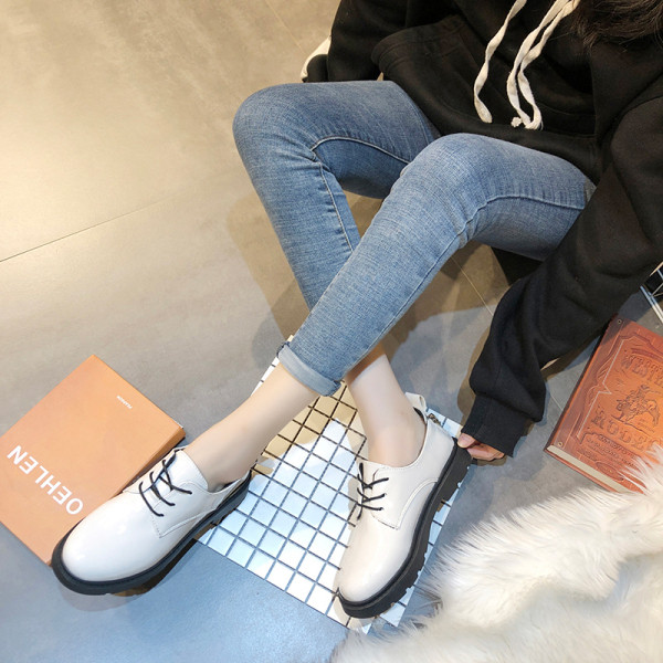 Дамски ежедневни обувки от еко кожа в черен и бял цвят 