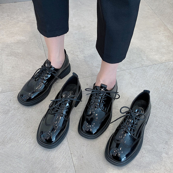 Модерни дамски обувки с равна подметка  от еко велур в черен цвят 