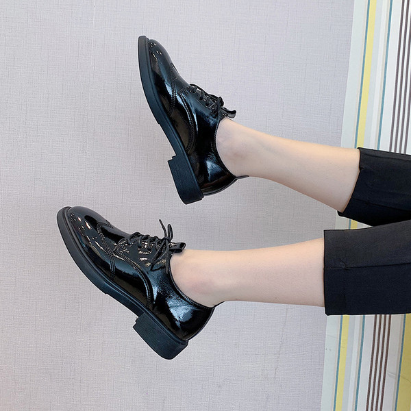 Модерни дамски обувки с равна подметка  от еко велур в черен цвят 