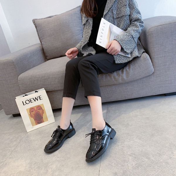 Модерни дамски обувки с равна подметка  от еко велур в черен цвят 