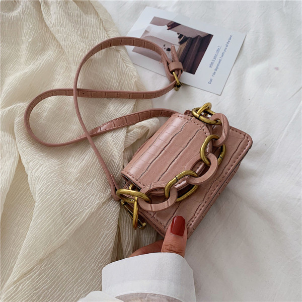 Малка дамска чанта за рамо с метален елемент в шест цвята 