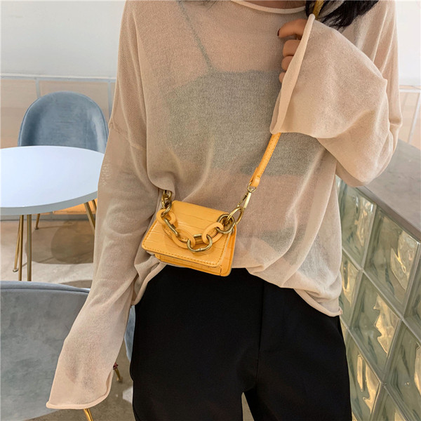 Малка дамска чанта за рамо с метален елемент в шест цвята 