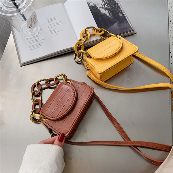 Малка дамска чанта за рамо с метален елемент в шест цвята 