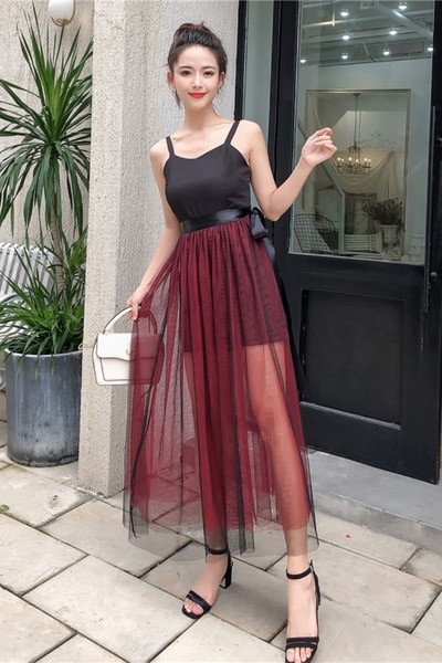 Модерен дамски комплект от къс гащеризон с тънки презрамки и пола от тюл