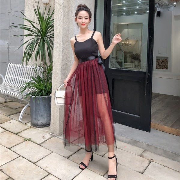 Модерен дамски комплект от къс гащеризон с тънки презрамки и пола от тюл