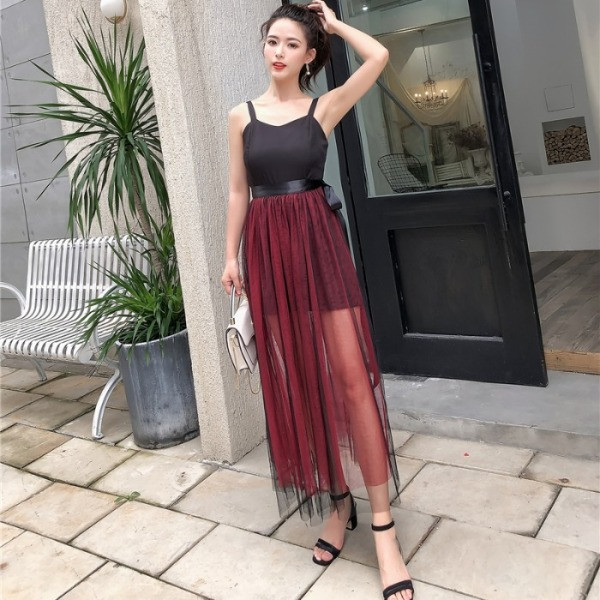 Модерен дамски комплект от къс гащеризон с тънки презрамки и пола от тюл