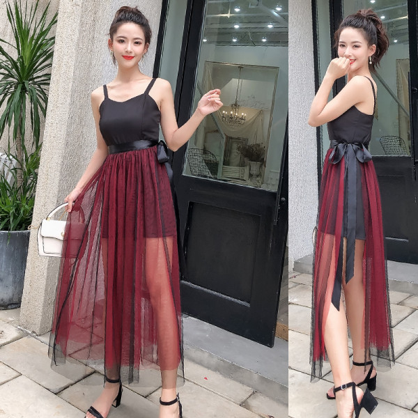 Модерен дамски комплект от къс гащеризон с тънки презрамки и пола от тюл