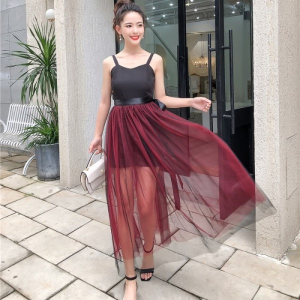 Модерен дамски комплект от къс гащеризон с тънки презрамки и пола от тюл