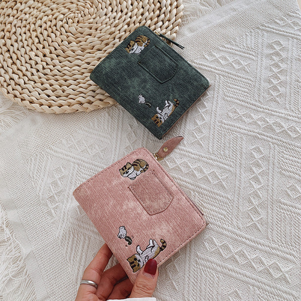 Малко дамско портмоне с бродерия котки в четири цвята 