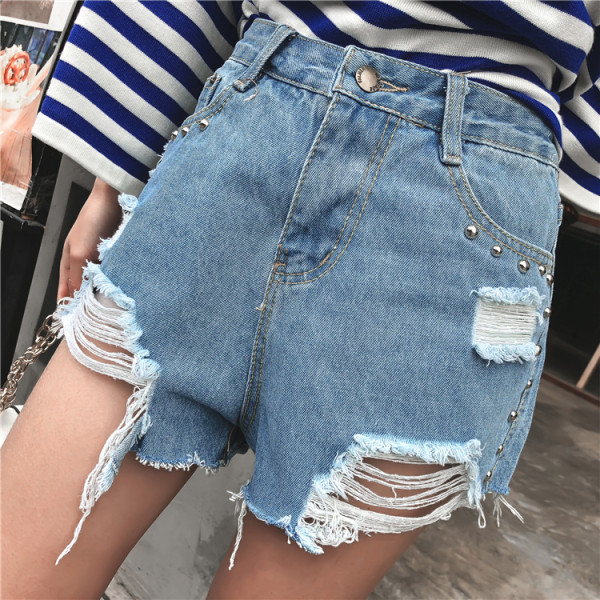 Модерни къси дънки с скъсани мотиви и метални нитове в син и черен цвят