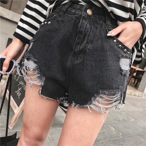 Модерни къси дънки с скъсани мотиви и метални нитове в син и черен цвят