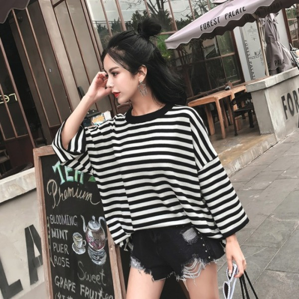 Модерни къси дънки с скъсани мотиви и метални нитове в син и черен цвят