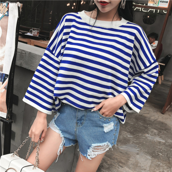 Модерни къси дънки с скъсани мотиви и метални нитове в син и черен цвят