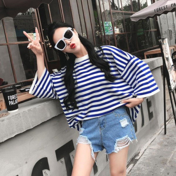 Модерни къси дънки с скъсани мотиви и метални нитове в син и черен цвят