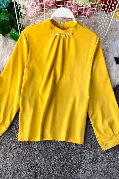 Mitmes värvitoonis pärlite ja ovaalse kaelusega naiste särk