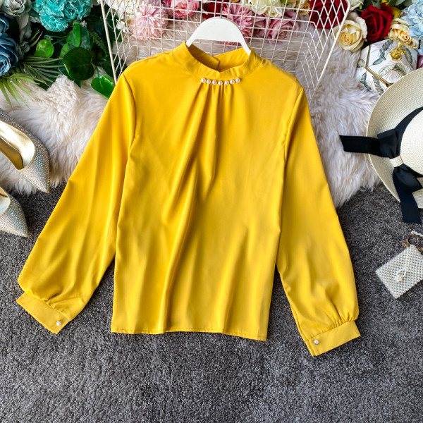 Mitmes värvitoonis pärlite ja ovaalse kaelusega naiste särk