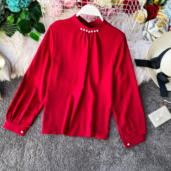 Mitmes värvitoonis pärlite ja ovaalse kaelusega naiste särk