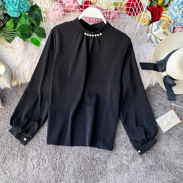 Mitmes värvitoonis pärlite ja ovaalse kaelusega naiste särk