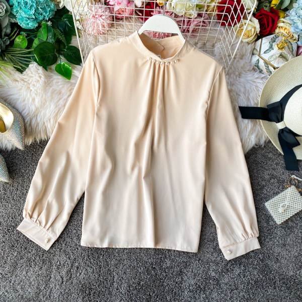 Mitmes värvitoonis pärlite ja ovaalse kaelusega naiste särk