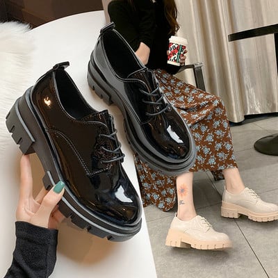 Γυναικεία casual παπούτσια με  γυαλιστερό εφέ σε μαύρο και μπεζ χρώμα