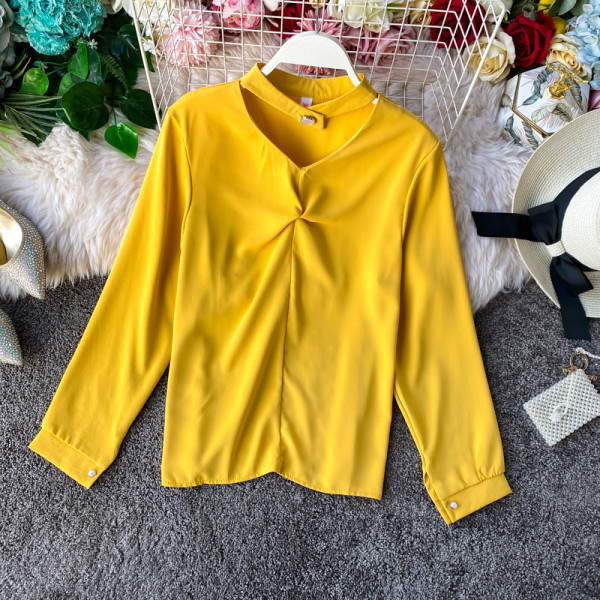 Mitmes värvitoonis spitsikaelusega ja pikkade varrukatega naiste särk