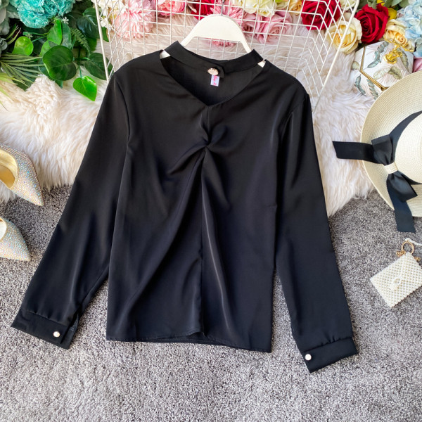 Mitmes värvitoonis spitsikaelusega ja pikkade varrukatega naiste särk