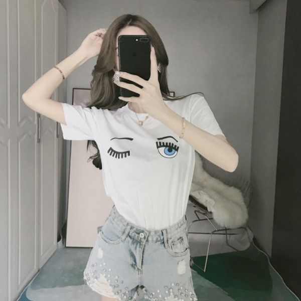 Κοντό μοντέλο μοντέρνα τζιν με σκισμένα μοτίβα και ψηλή μέση με διακόσμηση - μπέρλες και πέτρες