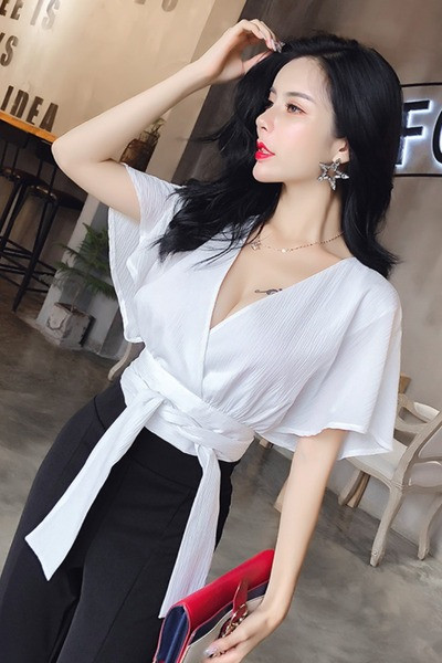 Μικρή κομψή μπλούζα με βαθύ λαιμόκοψη V σε μαύρο και άσπρο χρώμα με κορδόνια στη μέση