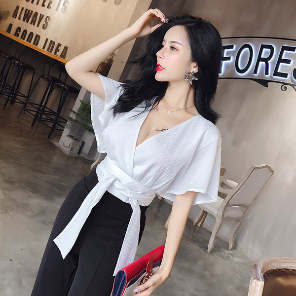 Μικρή κομψή μπλούζα με βαθύ λαιμόκοψη V σε μαύρο και άσπρο χρώμα με κορδόνια στη μέση