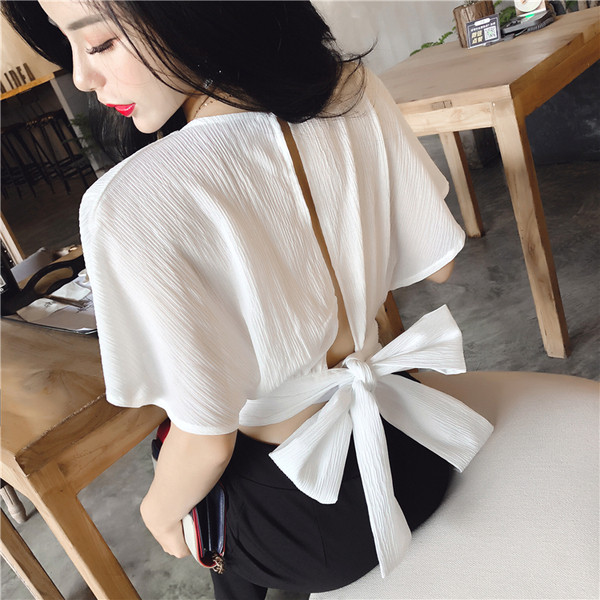 Μικρή κομψή μπλούζα με βαθύ λαιμόκοψη V σε μαύρο και άσπρο χρώμα με κορδόνια στη μέση