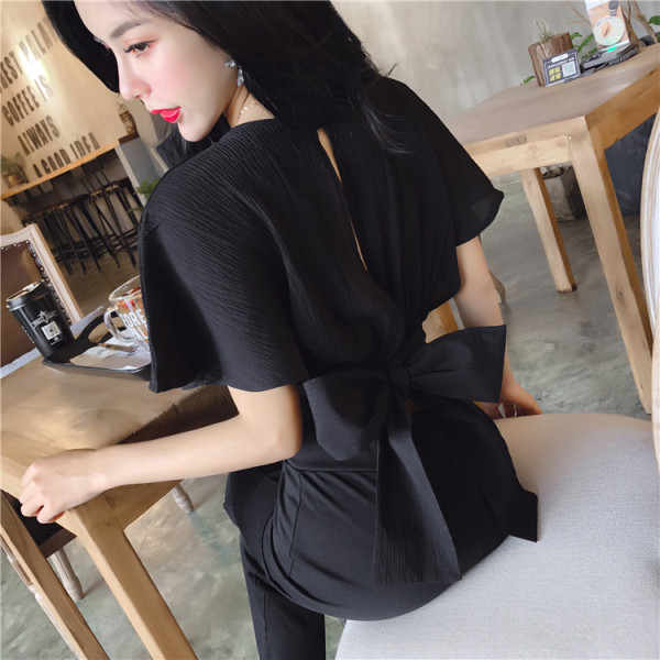 Μικρή κομψή μπλούζα με βαθύ λαιμόκοψη V σε μαύρο και άσπρο χρώμα με κορδόνια στη μέση