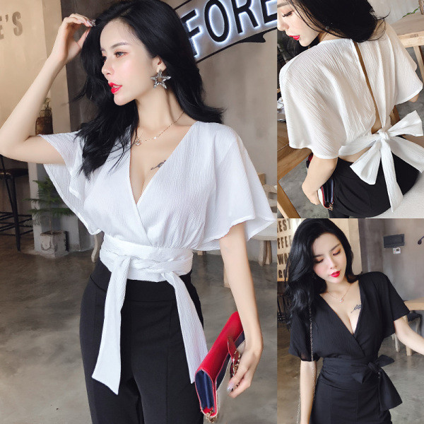 Μικρή κομψή μπλούζα με βαθύ λαιμόκοψη V σε μαύρο και άσπρο χρώμα με κορδόνια στη μέση