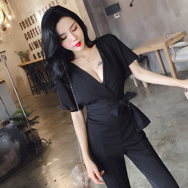 Μικρή κομψή μπλούζα με βαθύ λαιμόκοψη V σε μαύρο και άσπρο χρώμα με κορδόνια στη μέση