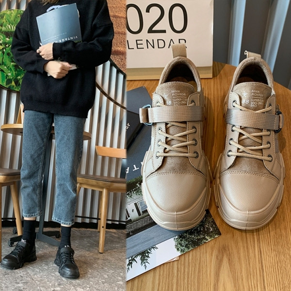 Γυναικεία αθλητικά παπούτσια με ίσα πέλματα σε μπεζ και μαύρο χρώμα