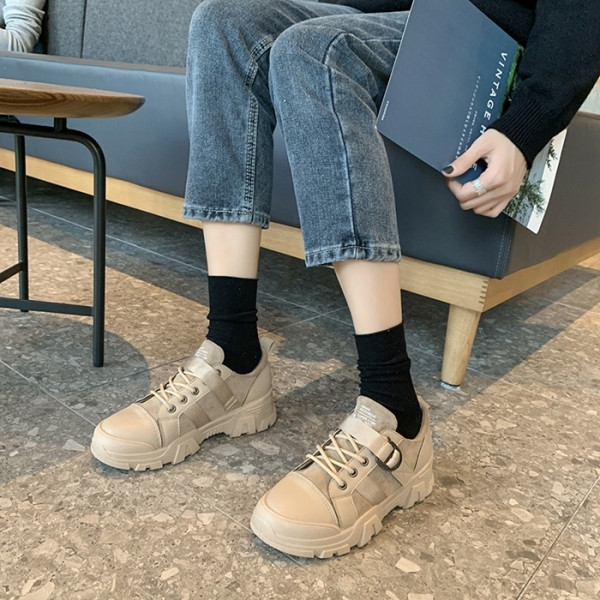 Γυναικεία αθλητικά παπούτσια με ίσα πέλματα σε μπεζ και μαύρο χρώμα