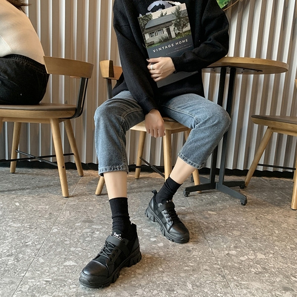 Γυναικεία αθλητικά παπούτσια με ίσα πέλματα σε μπεζ και μαύρο χρώμα