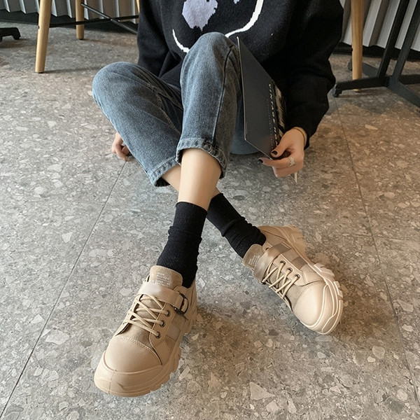 Γυναικεία αθλητικά παπούτσια με ίσα πέλματα σε μπεζ και μαύρο χρώμα