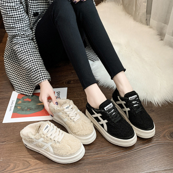 Γυναικεία αθλητικά παπούτσια με επίπεδη σόλα σε μαύρο και μπεζ χρώμα