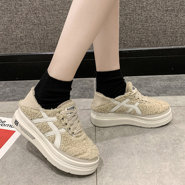 Γυναικεία αθλητικά παπούτσια με επίπεδη σόλα σε μαύρο και μπεζ χρώμα