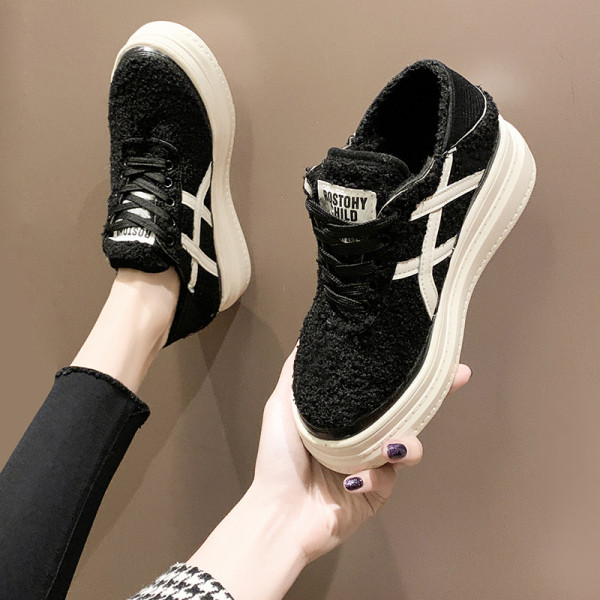 Γυναικεία αθλητικά παπούτσια με επίπεδη σόλα σε μαύρο και μπεζ χρώμα