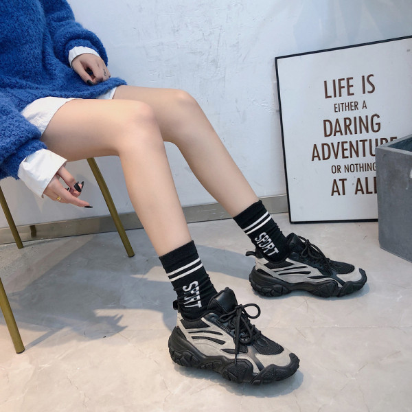 Γυναικεία casual αθλητικά παπούτσια σε μαύρο και μπεζ χρώμα