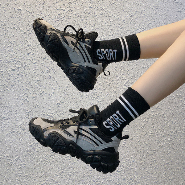 Γυναικεία casual αθλητικά παπούτσια σε μαύρο και μπεζ χρώμα