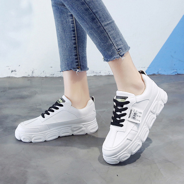 Γυναικεία αθλητικά παπούτσια οικολογικά δερμάτινα με ίσια σόλα σε λευκό χρώμα