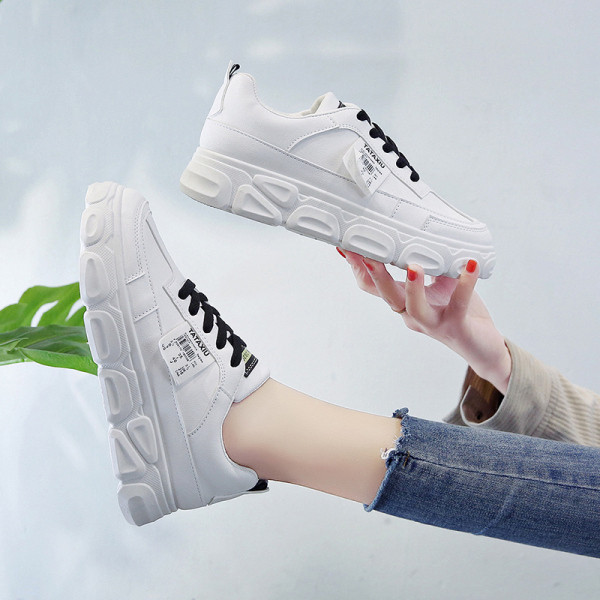 Γυναικεία αθλητικά παπούτσια οικολογικά δερμάτινα με ίσια σόλα σε λευκό χρώμα