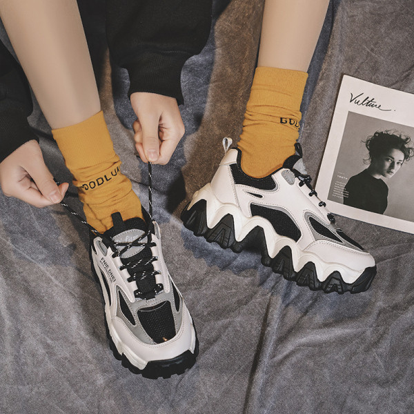 Γυναικεία αθλητικά παπούτσια με σκληρή σόλα σε γκρι και μαύρο χρώμα